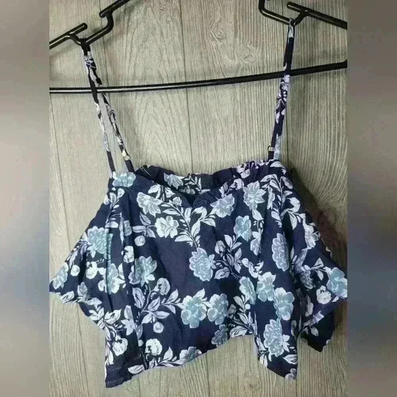 NWT B.O.G. Collective  floral cropped top in navy and baby blue. Size Medium. - Picture 3 of 5